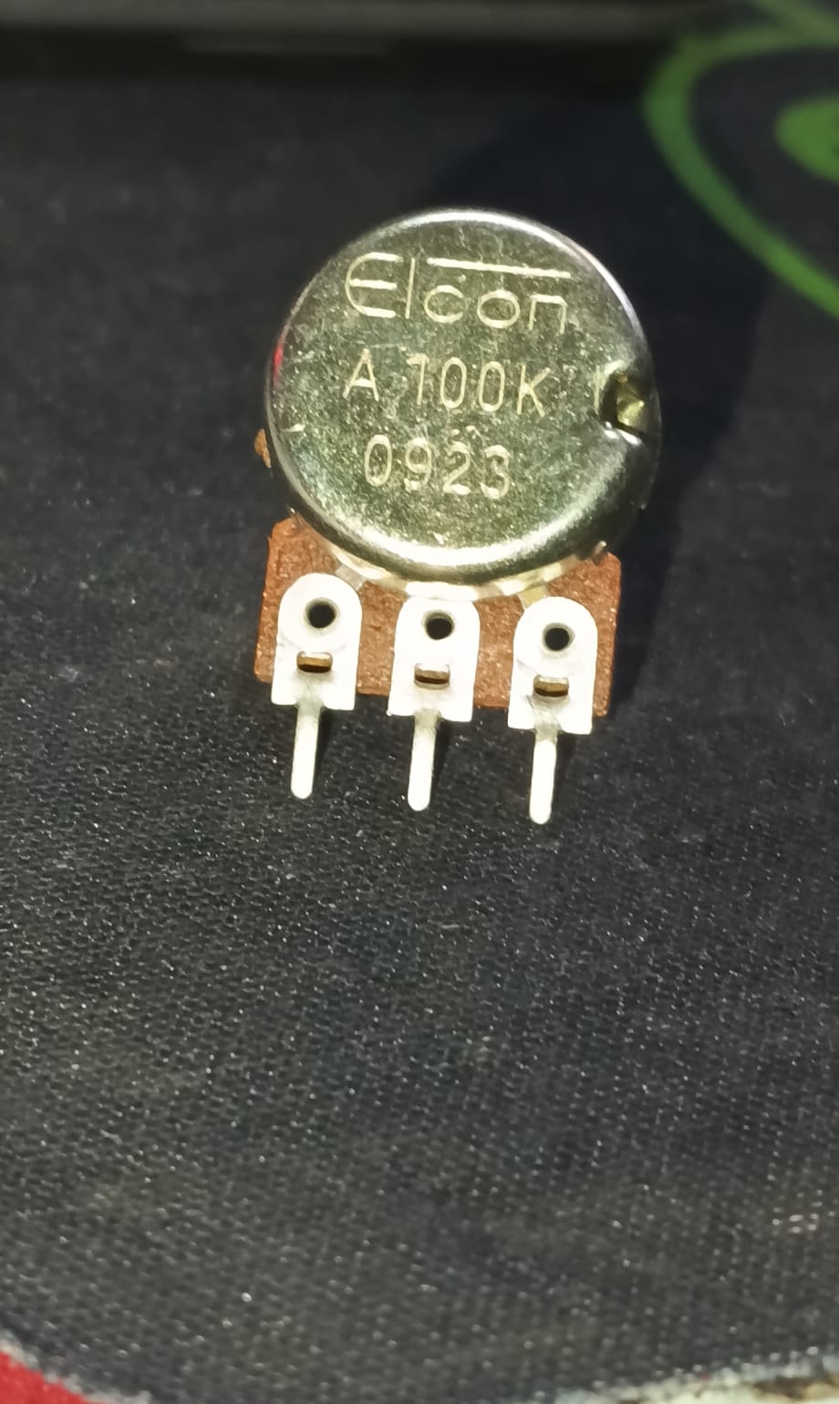 A 100K OHM potentiometer elcon Rotary POT WITH D METAL shaft A100K ETH6841