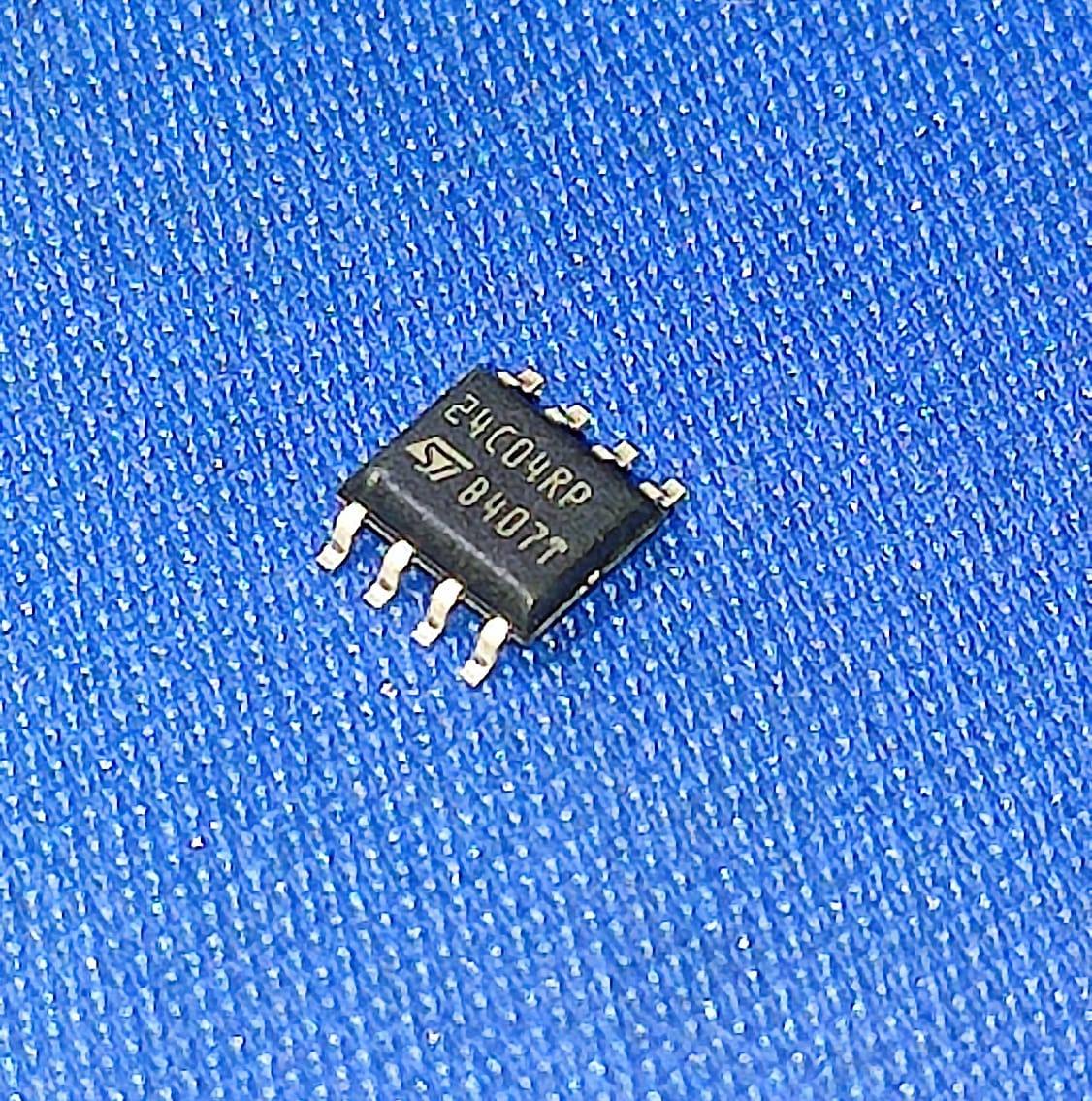 24C04 SOP8 ST smd EEPROM 2404 ETD11100