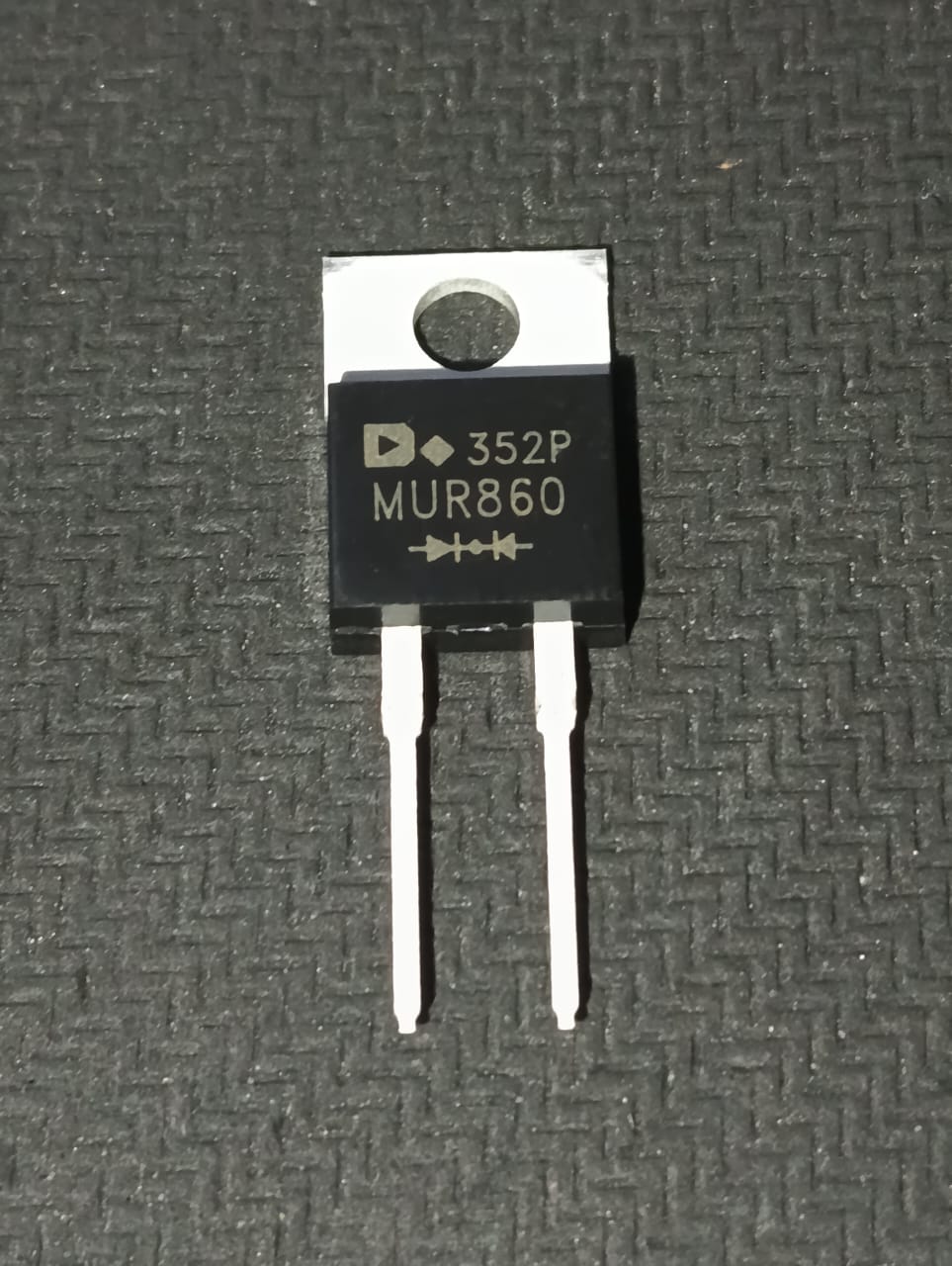 MUR860 TO-220AC-2 DOINGTER Fast Recovery Diode 2 LEG 8A 600V U860 ETA1148