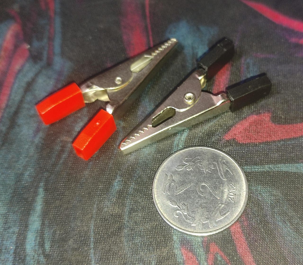 RED BLACK PAIR 45mm length Alligator Crocodile Clips ET5882