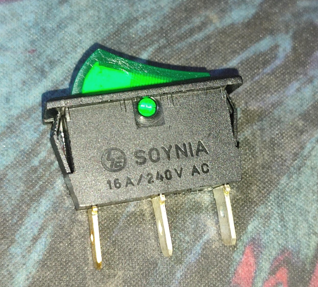 SE317 LED ROCKER SWITCH 3 LEG 250V 16A GREEN 30MM*14MM ET8593