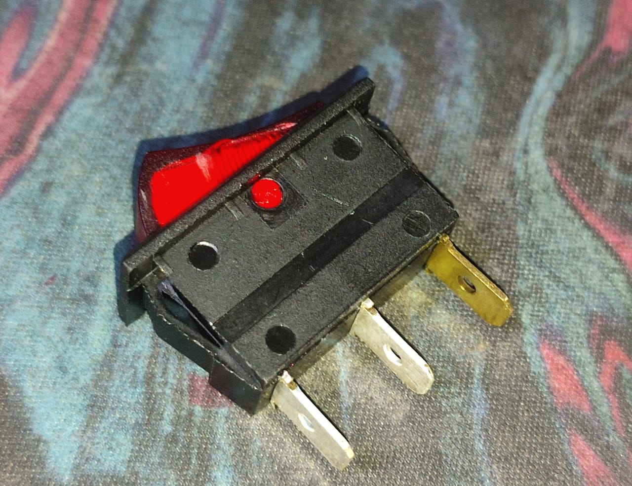 SE316 Red 16A ROCKER SWITCH  SOYNIA 2 POSITION 3 LEG 240V ET11279