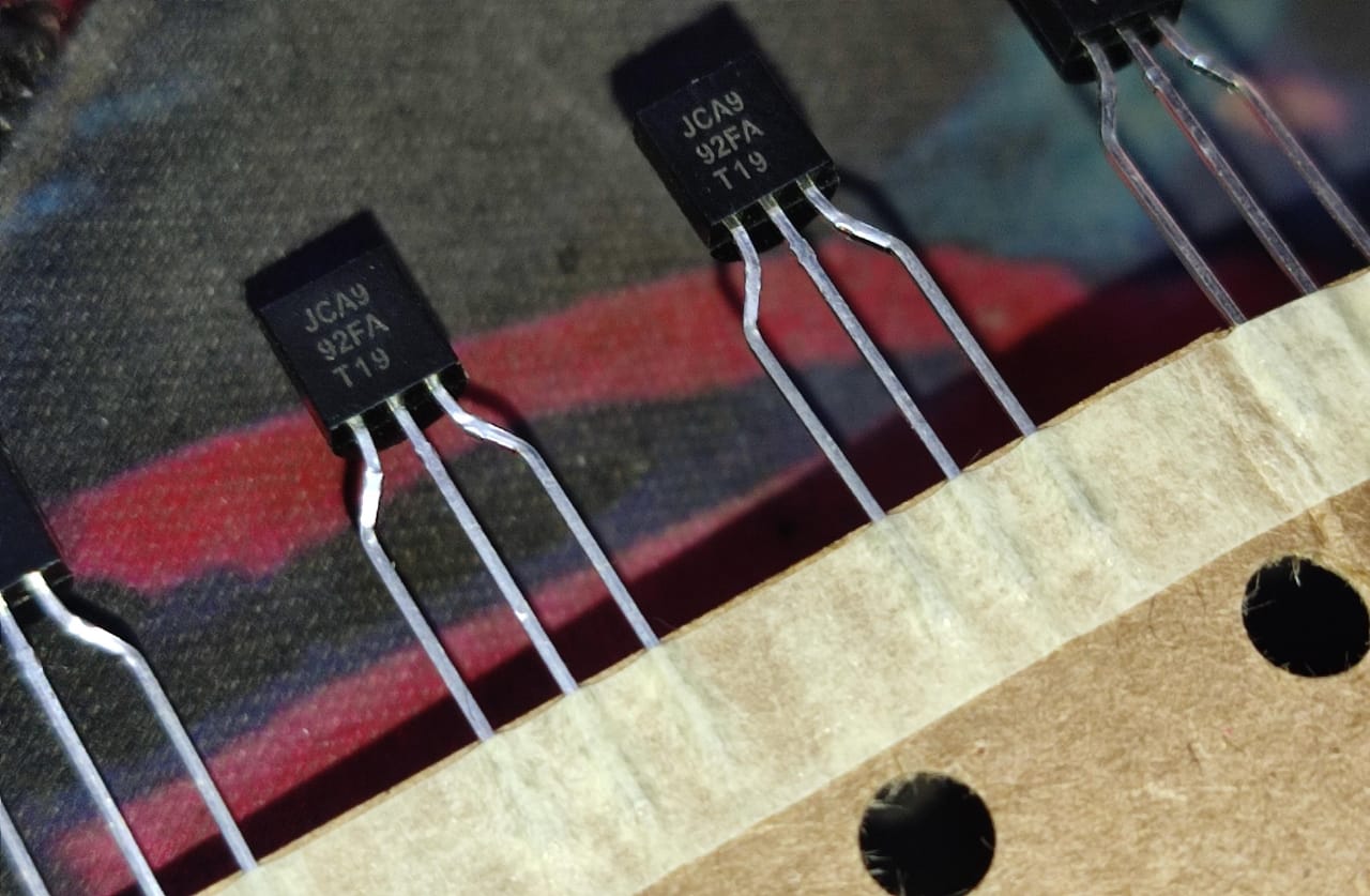 KSA992FATA TO-92-3L onsemi 120V 50mA PNP TO-92-3L Transistor a992 992 ETA2615