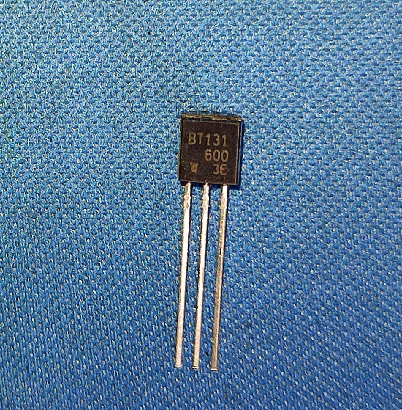 BT131-600E 600V 1 bidirectional thyristor TO-92-3 TRIAC ETA2136
