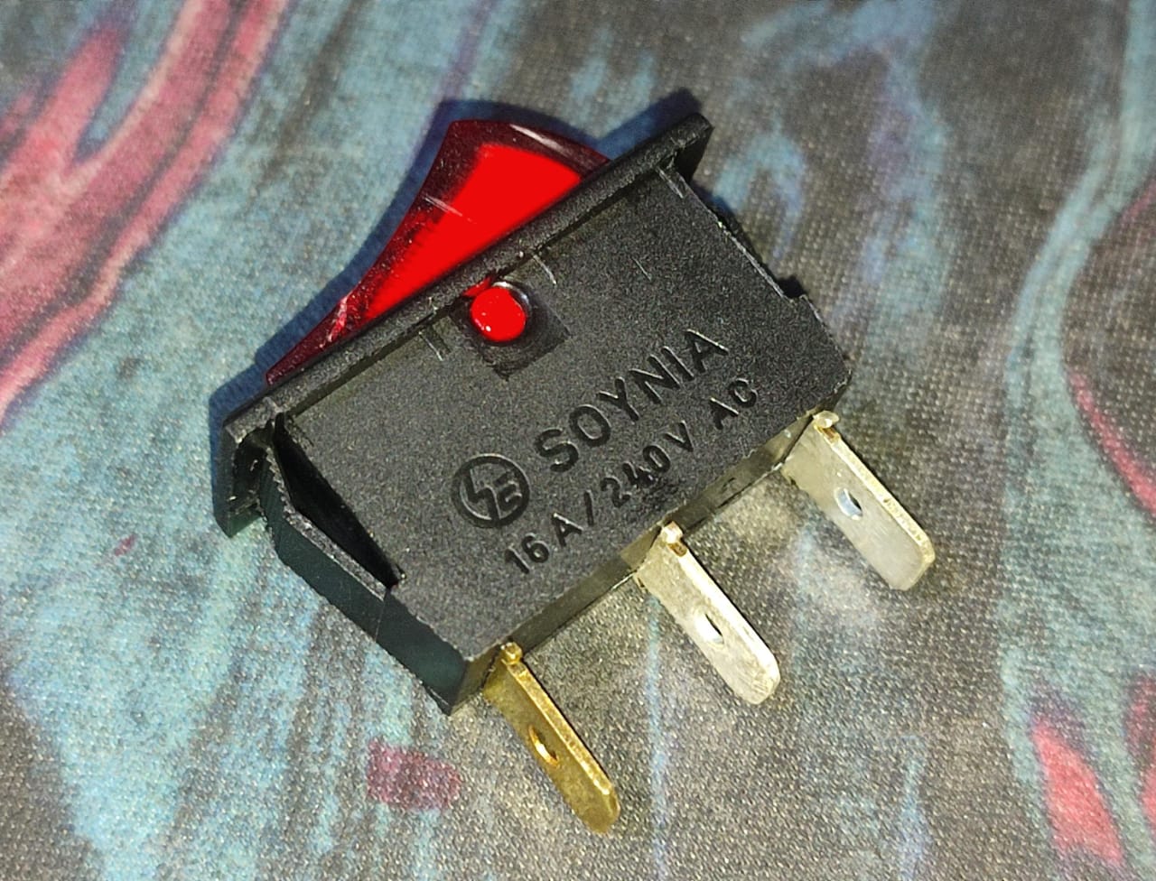 SE316 Red 16A ROCKER SWITCH  SOYNIA 2 POSITION 3 LEG 240V ET11279