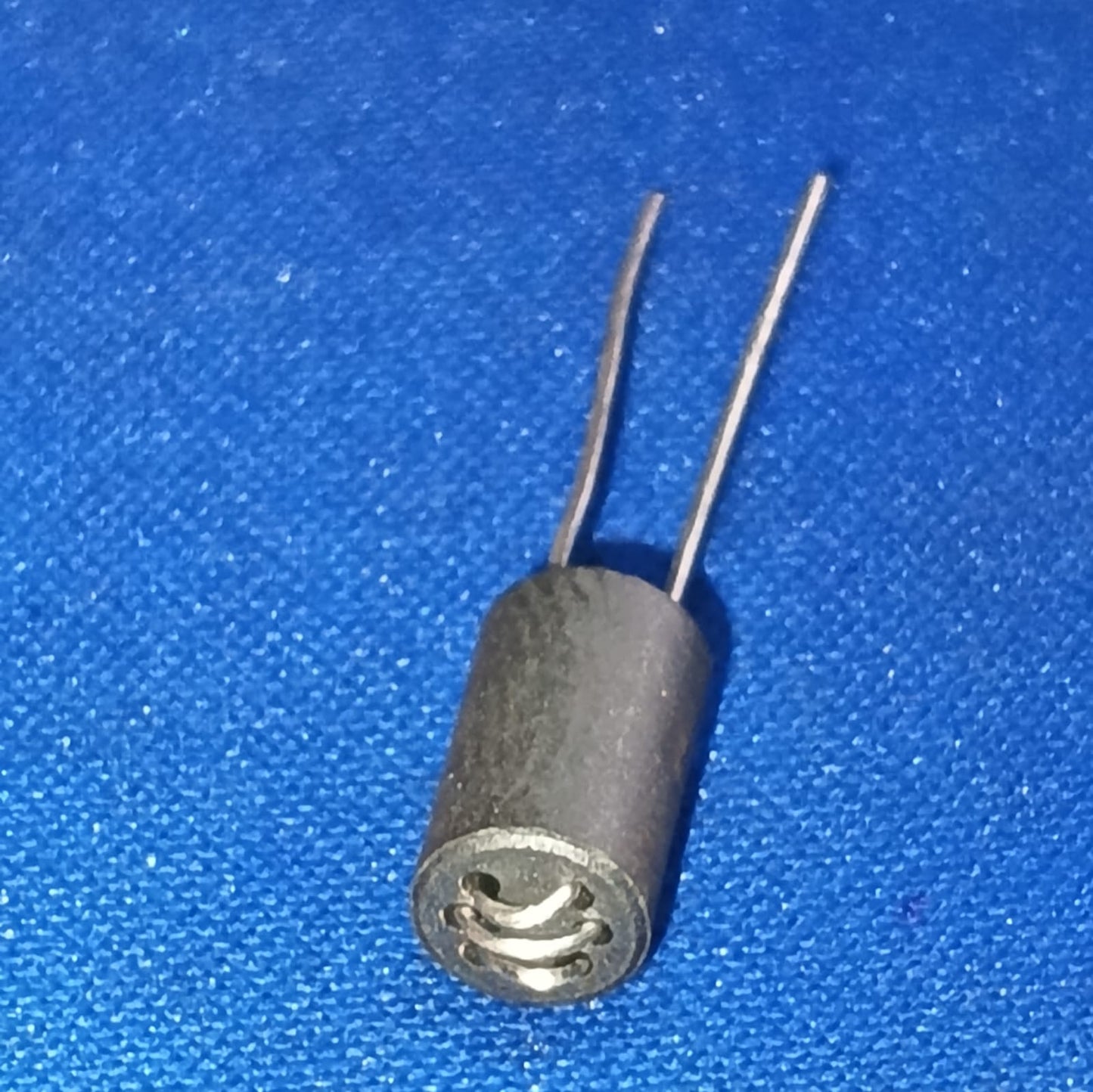ZER6H-6*10-3.0T ZE 700Ω@100MHz Ferrite Bead D6xL10mm ETH6735