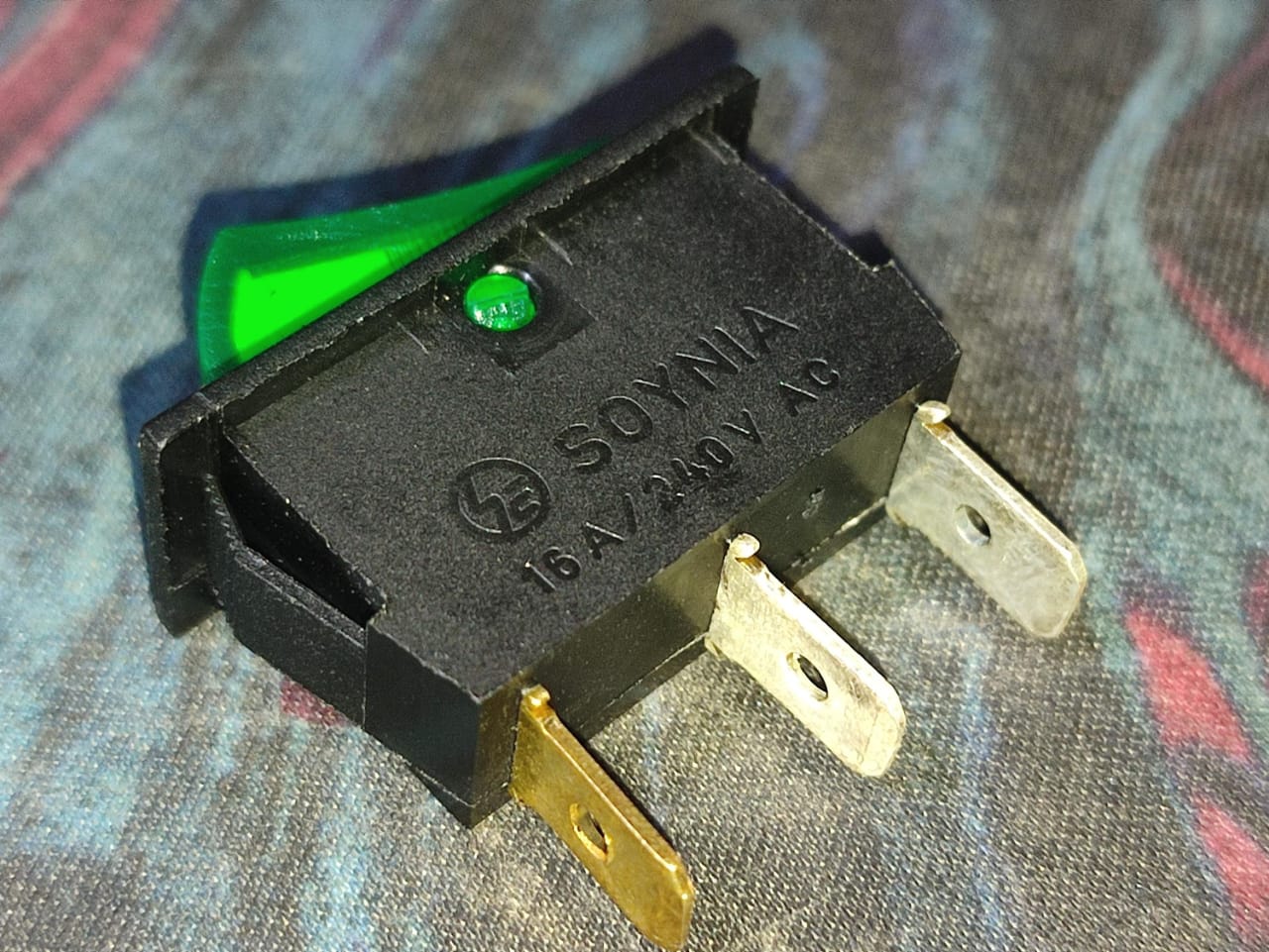 SE317 LED ROCKER SWITCH 3 LEG 250V 16A GREEN 30MM*14MM ET8593